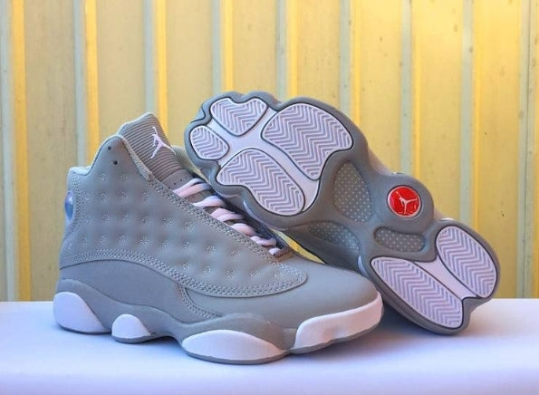 Les  baskets  Air Jordan 13 "Love & Respect" (Black and White) Femme permettent de personnaliser votre style tout en bénéficiant d’un confort supérieur.