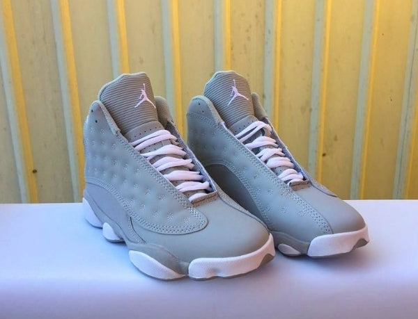 Les  baskets  Air Jordan 13 "Love & Respect" (Black and White) Femme permettent de personnaliser votre style tout en bénéficiant d’un confort supérieur.