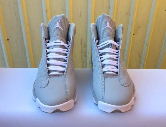 Les  baskets  Air Jordan 13 "Love & Respect" (Black and White) Femme permettent de personnaliser votre style tout en bénéficiant d’un confort supérieur.