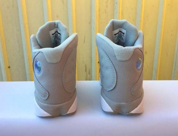 Les  baskets  Air Jordan 13 "Love & Respect" (Black and White) Femme permettent de personnaliser votre style tout en bénéficiant d’un confort supérieur.