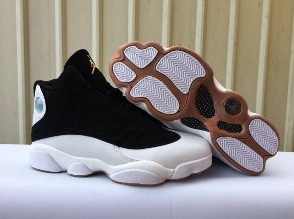 Les  baskets  Air Jordan 13 "Love & Respect" (Black and White) Femme permettent de personnaliser votre style tout en bénéficiant d’un confort supérieur.