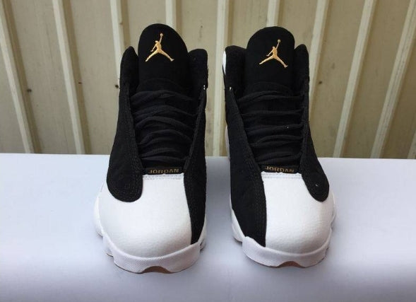 Les  baskets  Air Jordan 13 "Love & Respect" (Black and White) Femme permettent de personnaliser votre style tout en bénéficiant d’un confort supérieur.