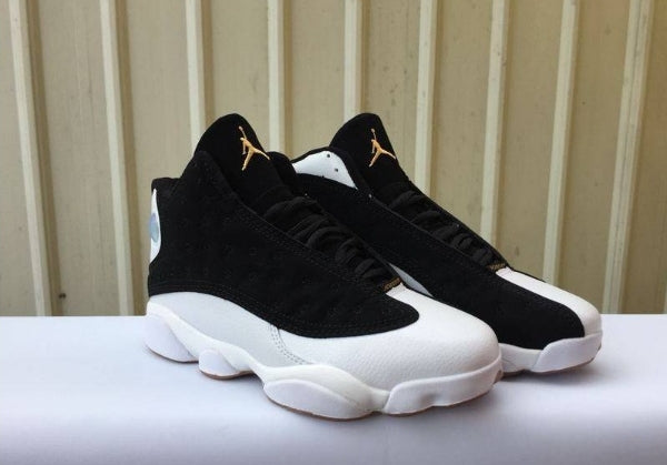 Les  baskets  Air Jordan 13 "Love & Respect" (Black and White) Femme permettent de personnaliser votre style tout en bénéficiant d’un confort supérieur.