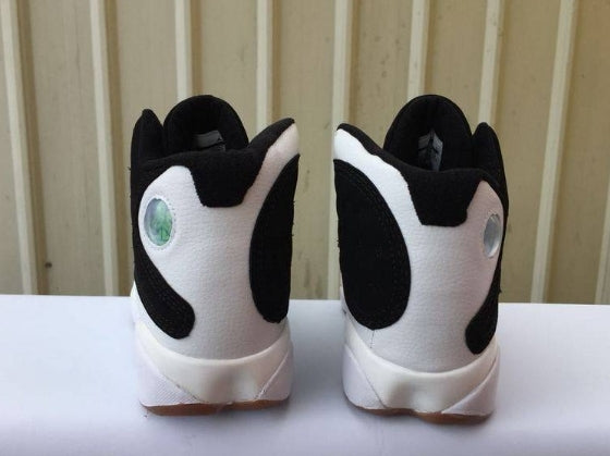 Les  baskets  Air Jordan 13 "Love & Respect" (Black and White) Femme permettent de personnaliser votre style tout en bénéficiant d’un confort supérieur.