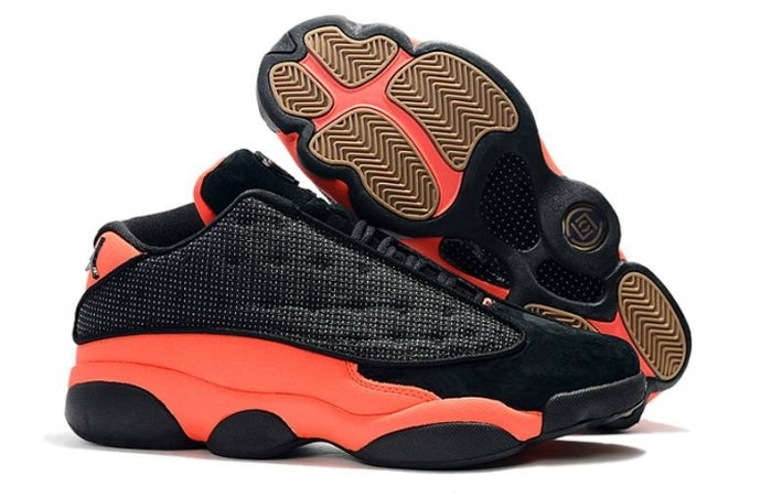 Les  baskets  Air Jordan 13 "Love & Respect" (Black and White) Femme permettent de personnaliser votre style tout en bénéficiant d’un confort supérieur.