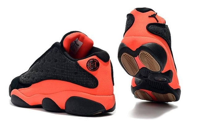 Les  baskets  Air Jordan 13 "Love & Respect" (Black and White) Femme permettent de personnaliser votre style tout en bénéficiant d’un confort supérieur.