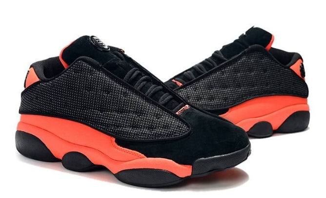 Les  baskets  Air Jordan 13 "Love & Respect" (Black and White) Femme permettent de personnaliser votre style tout en bénéficiant d’un confort supérieur.