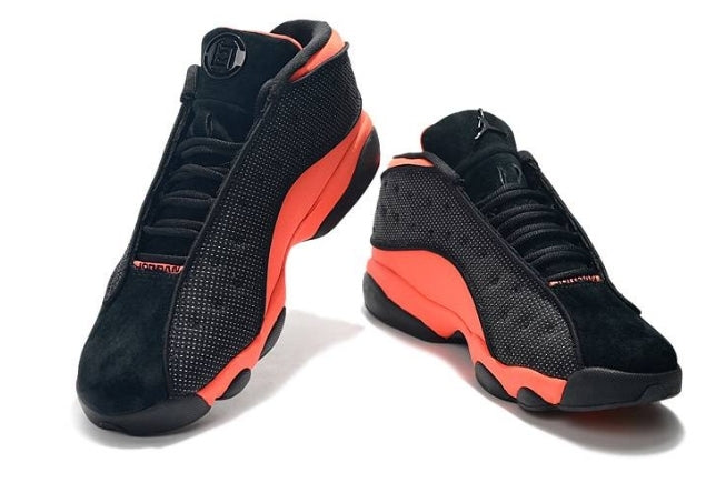 Les  baskets  Air Jordan 13 "Love & Respect" (Black and White) Femme permettent de personnaliser votre style tout en bénéficiant d’un confort supérieur.