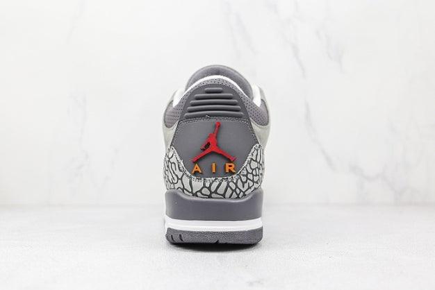 Les baskets Air Jordan 3 Triple White Femme permettent de personnaliser votre style tout en bénéficiant d’un confort supérieur.les Air Jordan 3 Triple.