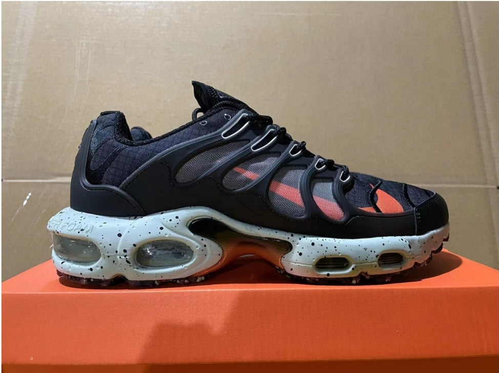 Les baskets Nike TN Air Max Terrascape Plus offrent un style polyvalent et une performance robuste.
design distinctif.pas cher. Le moins cher.