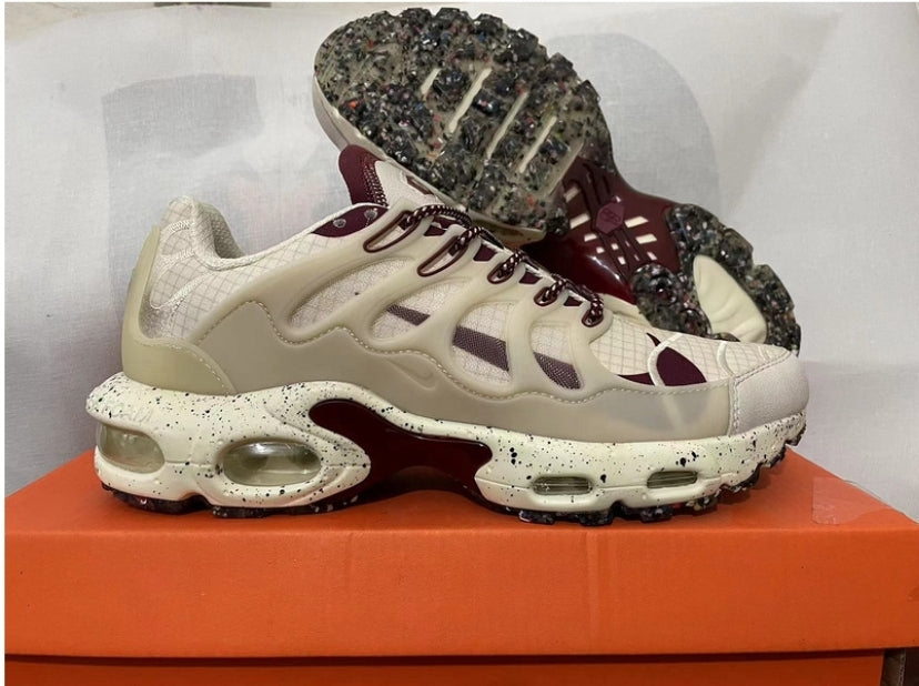 Les baskets Nike TN Air Max Terrascape Plus offrent un style polyvalent et une performance robuste.
design distinctif.pas cher. Le moins cher.