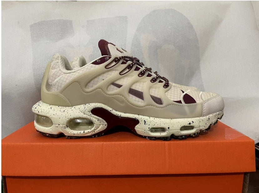 Les baskets Nike TN Air Max Terrascape Plus offrent un style polyvalent et une performance robuste.
design distinctif.pas cher. Le moins cher.