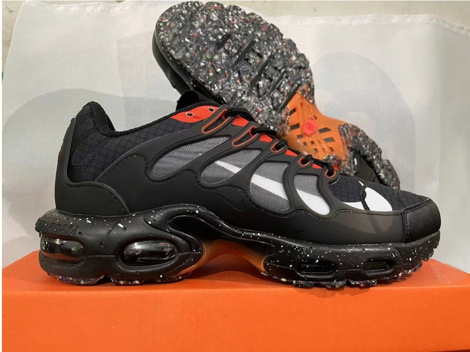Les baskets Nike TN Air Max Terrascape Plus offrent un style polyvalent et une performance robuste.
design distinctif.pas cher. Le moins cher.