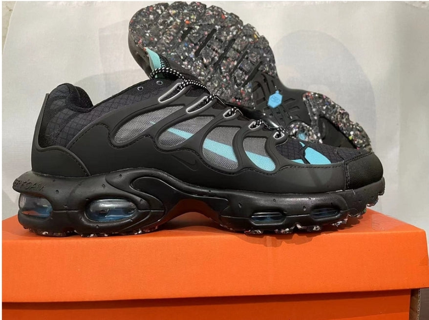 Les baskets Nike TN Air Max Terrascape Plus offrent un style polyvalent et une performance robuste.
design distinctif.pas cher. Le moins cher.