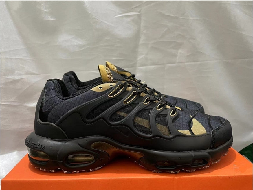 Les baskets Nike TN Air Max Terrascape Plus offrent un style polyvalent et une performance robuste.
design distinctif.pas cher. Le moins cher.