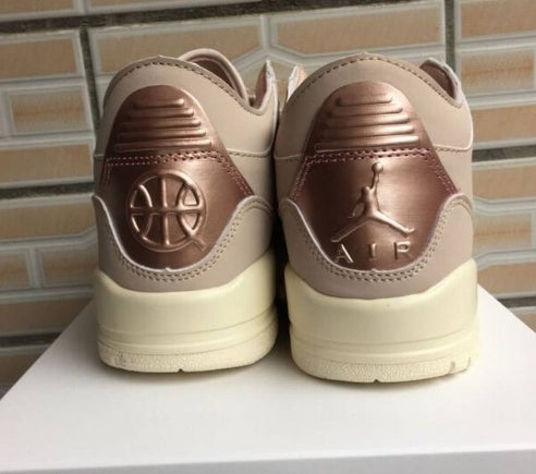 Les baskets Air Jordan 3 Triple White Femme permettent de personnaliser votre style tout en bénéficiant d’un confort supérieur.les Air Jordan 3 Triple.