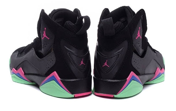 Baskets air Jordan 7 femme Elles ont conquis les amateurs de mode grâce à leur esthétique audacieuse et leurs innovations techniques.