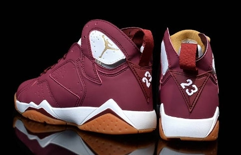 Baskets air Jordan 7 femme Elles ont conquis les amateurs de mode grâce à leur esthétique audacieuse et leurs innovations techniques.