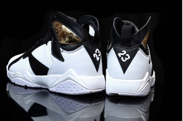 Baskets air Jordan 7 femme Elles ont conquis les amateurs de mode grâce à leur esthétique audacieuse et leurs innovations techniques.