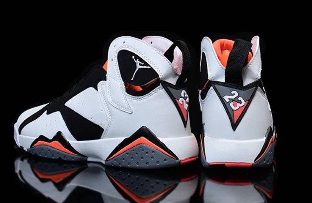 Baskets air Jordan 7 femme Elles ont conquis les amateurs de mode grâce à leur esthétique audacieuse et leurs innovations techniques.