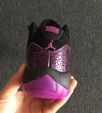 Les Air Jordan 11 Femme permettent de personnaliser votre style tout en bénéficiant d’un confort supérieur.Idéale pour un usage quotidien.