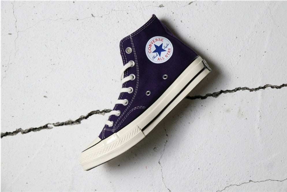 Les baskets Converse allient style intemporel et confort. Leur design emblématique avec la célèbre étoile et la silhouette classique en font un choix incontournable pour les amateurs de mode.