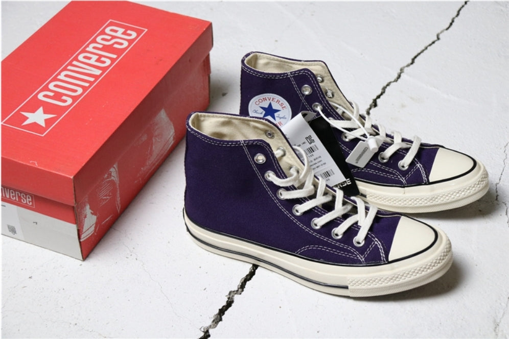 Les baskets Converse allient style intemporel et confort. Leur design emblématique avec la célèbre étoile et la silhouette classique en font un choix incontournable pour les amateurs de mode.