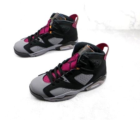Les baskets Air Jordan 6 Retro "Pantone" Femme permettent de personnaliser votre style tout en bénéficiant d’un confort supérieur.