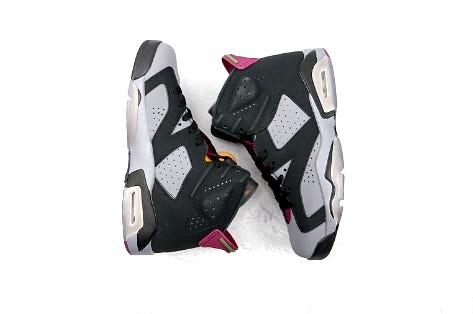 Les baskets Air Jordan 6 Retro "Pantone" Femme permettent de personnaliser votre style tout en bénéficiant d’un confort supérieur.