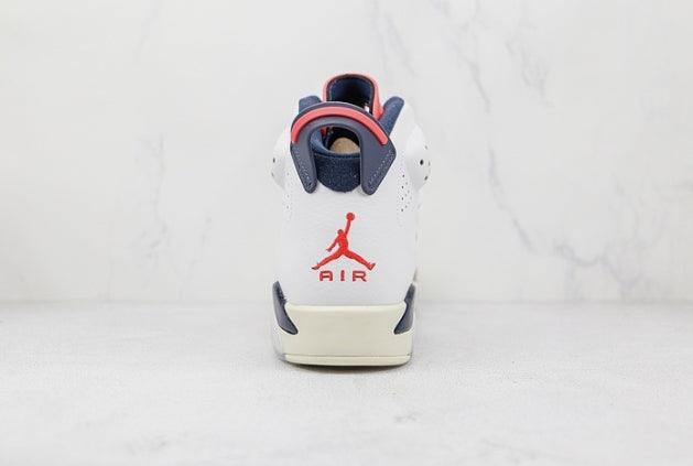 Les baskets Air Jordan 6 Retro "Pantone" Femme permettent de personnaliser votre style tout en bénéficiant d’un confort supérieur.
