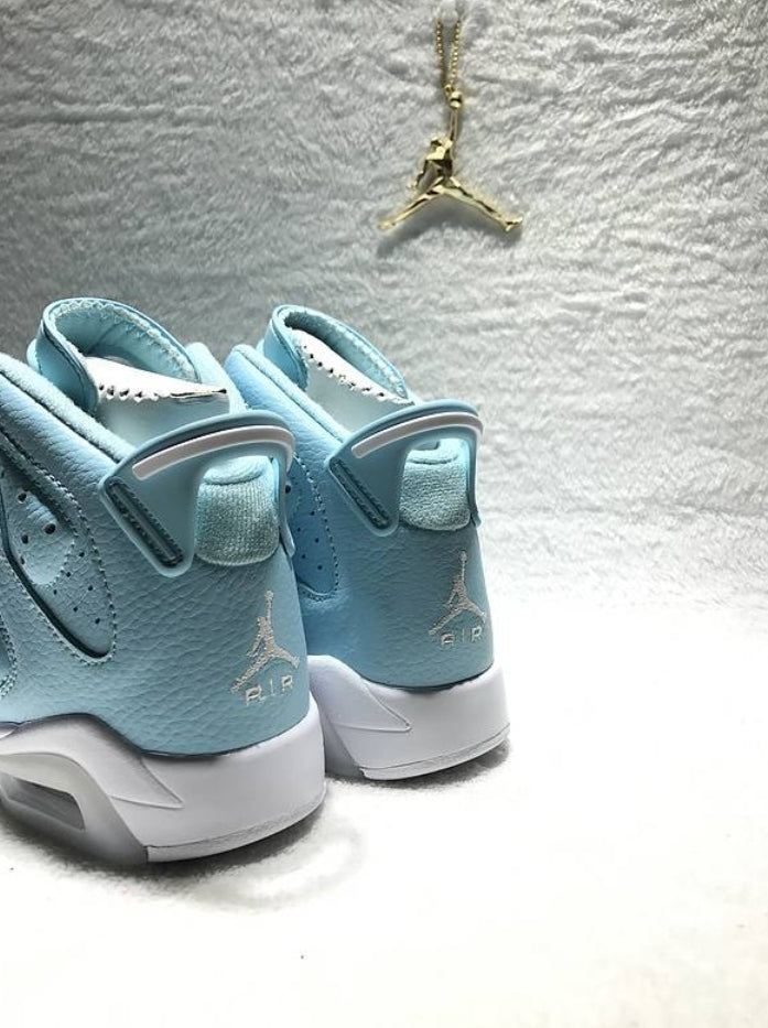 Les Air Jordan 6 Retro "Pantone" Femme permettent de personnaliser votre style tout en bénéficiant d’un confort supérieur.