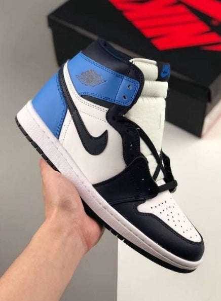 Les  baskets Air Jordan 1 Low "Topaz Mist (GS)" pour femmes offrent une esthétique élégante avec des nuances de Topaz Mist.