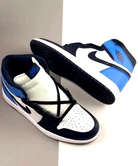 Les baskets Air Jordan 1 Retro High "OG University Blue GS" Femme symbolisent l’héritage prestigieux de la marque Jordan, alliant style classique et modernité.