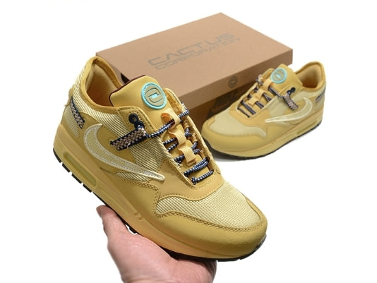 Les baskets Nike Air Max 1 Femme incarnent l’héritage emblématique de la marque Nike, combinant un design intemporel avec des touches modernes.