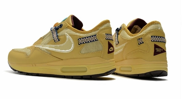 Les baskets Nike Air Max 1 Femme incarnent l’héritage emblématique de la marque Nike, combinant un design intemporel avec des touches modernes.