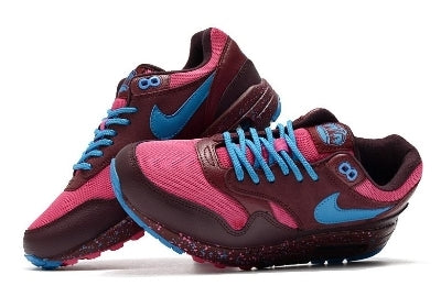 Les baskets Nike Air Max 1 Femme incarnent l’héritage emblématique de la marque Nike, combinant un design intemporel avec des touches modernes.