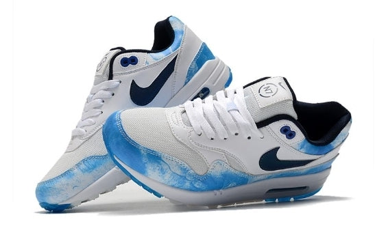 Les baskets Nike Air Max 1 Femme incarnent l’héritage emblématique de la marque Nike, combinant un design intemporel avec des touches modernes.