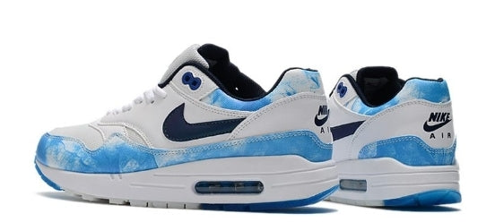 Les baskets Nike Air Max 1 Femme incarnent l’héritage emblématique de la marque Nike, combinant un design intemporel avec des touches modernes.