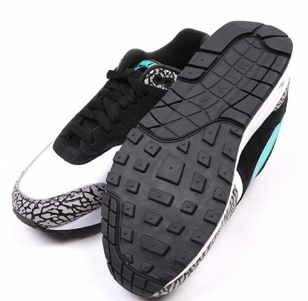 Les baskets Nike Air Max 1 Femme incarnent l’héritage emblématique de la marque Nike, combinant un design intemporel avec des touches modernes.