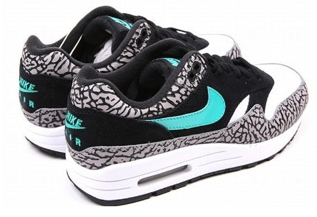 Les baskets Nike Air Max 1 Femme incarnent l’héritage emblématique de la marque Nike, combinant un design intemporel avec des touches modernes.
