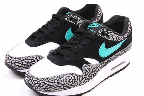 Les baskets Nike Air Max 1 Femme incarnent l’héritage emblématique de la marque Nike, combinant un design intemporel avec des touches modernes.