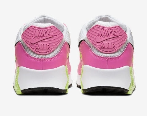 Les baskets Nike Air Max 90 Futura sont des pièces maîtresses de la mode.