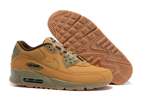 Les baskets Nike Air Max 90 Futura sont des pièces maîtresses de la mode.
