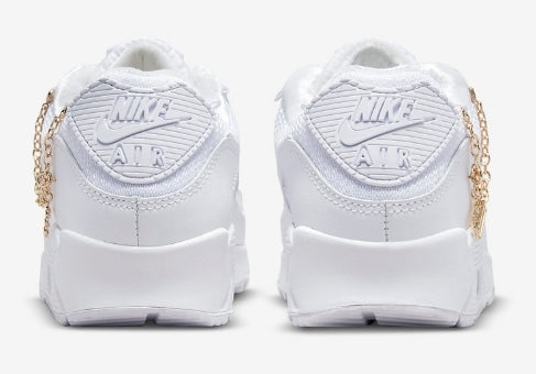 Les baskets Nike Air Max 90 Futura sont des pièces maîtresses de la mode.