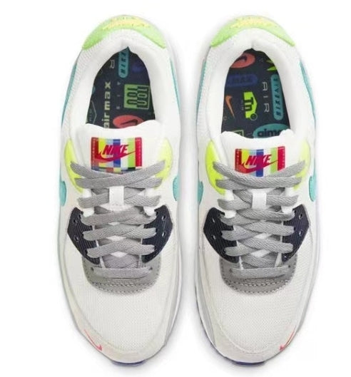 Les baskets Nike Air Max 90 Futura sont des pièces maîtresses de la mode.