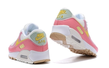 Les baskets Nike Air Max 90 Futura sont des pièces maîtresses de la mode.