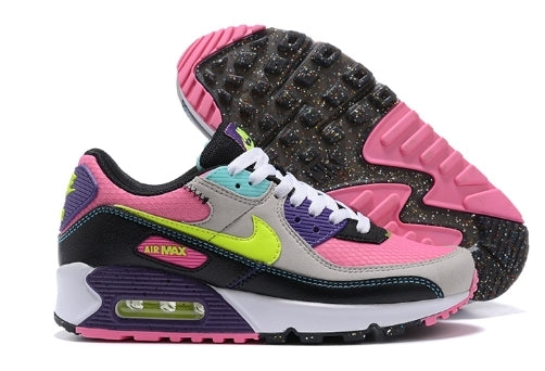 Les baskets Nike Air Max 90 Futura sont des pièces maîtresses de la mode.