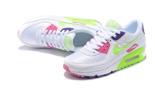 Les baskets Nike Air Max 90 Futura sont des pièces maîtresses de la mode.