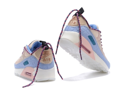 Les baskets Nike Air Max 90 Futura sont des pièces maîtresses de la mode.