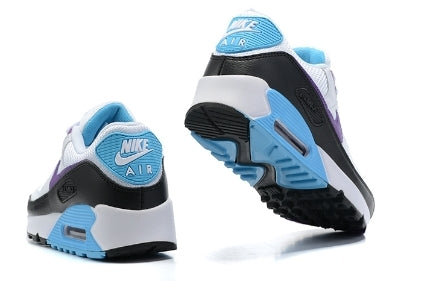 Les baskets Nike Air Max 90 Futura sont des pièces maîtresses de la mode.